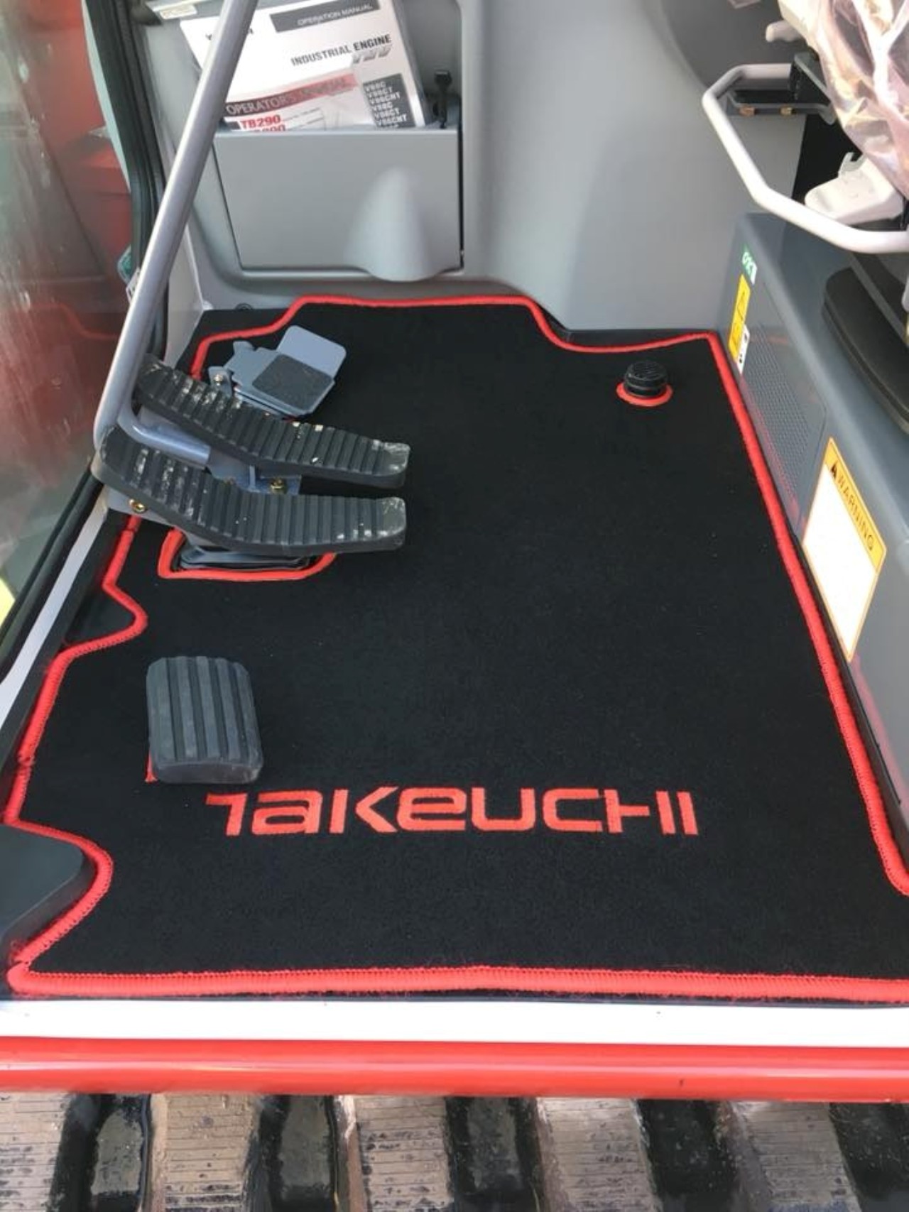 Gulvmåtte med rød kant TB370