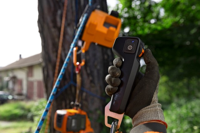 Husqvarna x Skylotec Power Ascender uden batteri og lader